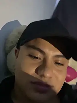 andresmahecha777 Adlı Modelin Canlı XXX Sohbeti