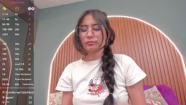 NayeCloud élő XXX-chatje