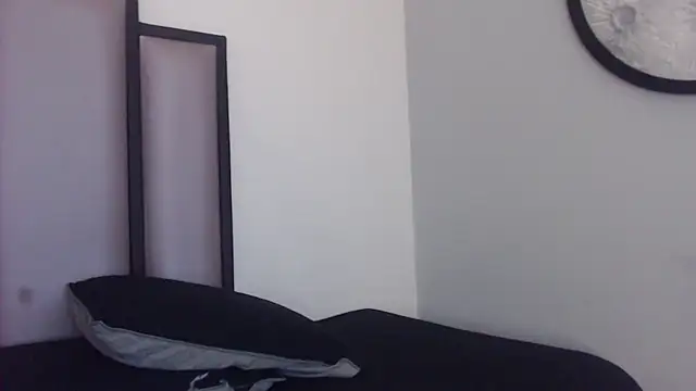 Lucy-23 Adlı Modelin Canlı XXX Sohbeti