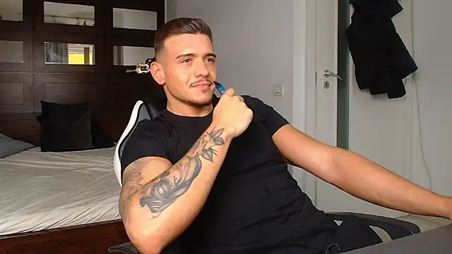 دردشة ElijahThorne الجنسية المباشرة