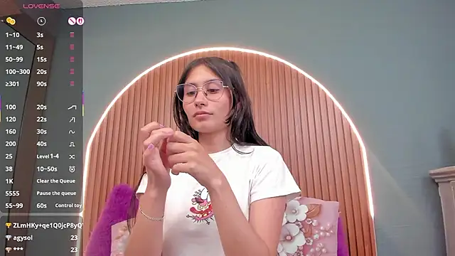 NayeCloud live XXX chat