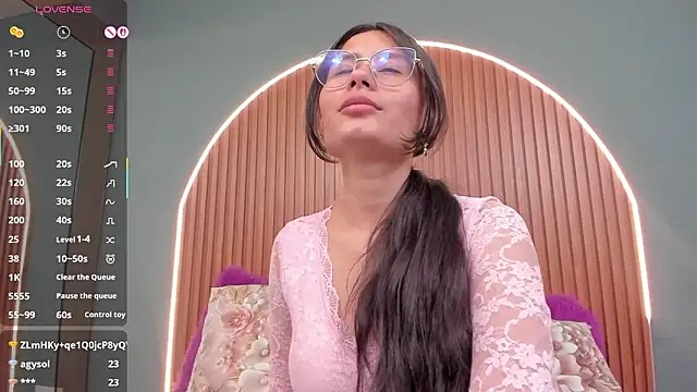 NayeCloud élő XXX-chatje