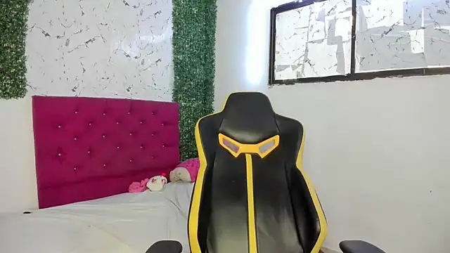 emily_stars1's Live XXX Chat