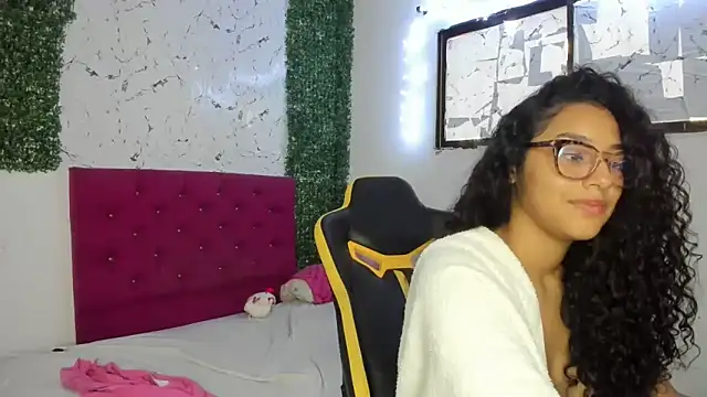 emily_stars1's Live XXX Chat