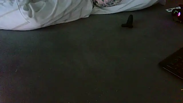 T0Yforeskin: διαδικτυακό σόου στην κάμερα