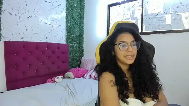 emily_stars1's Live XXX Chat