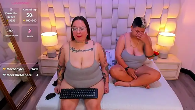 Онлайн чат XXX MiaYMolly