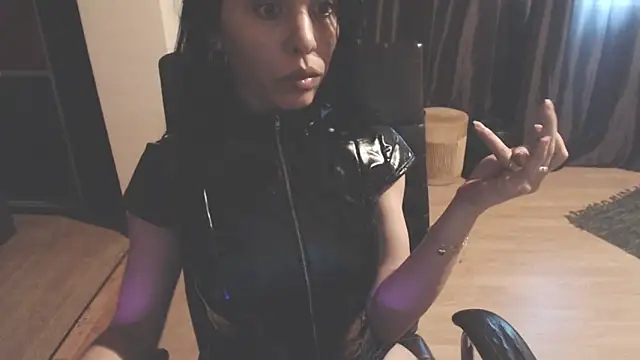 GoldenSasha Chat XXX live