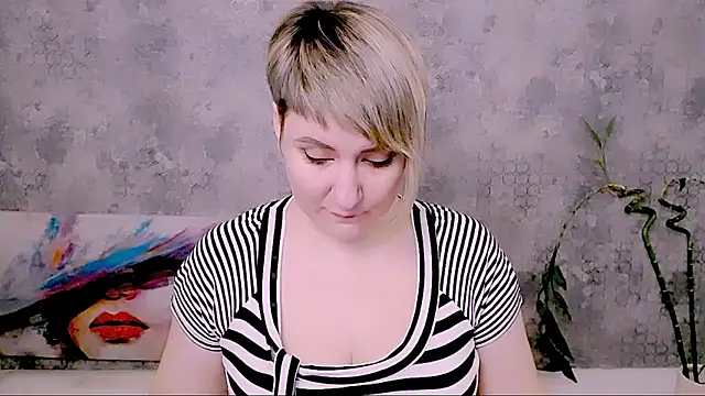 DjulliaのライブXXXチャット