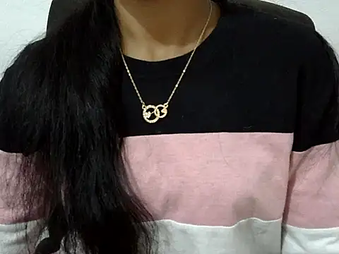 Khushi_v Adlı Modelin Canlı XXX Sohbeti