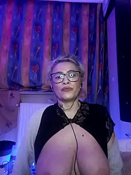 Chatroom XXX en direct de BellaBellaHot