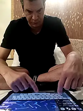 twitshe: διαδικτυακό σόου στην κάμερα