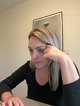 LouiseLovesFunのライブXXXチャット