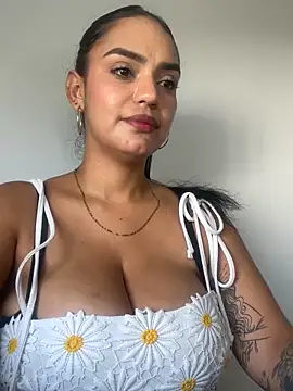 Sara-77 live XXX chat