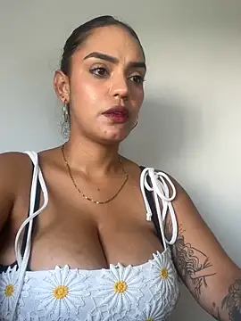 Sara-77 live XXX chat