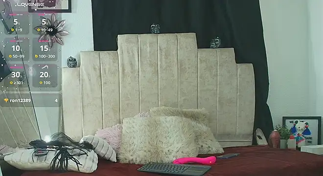 Laura_hotmilf's Webcam Show