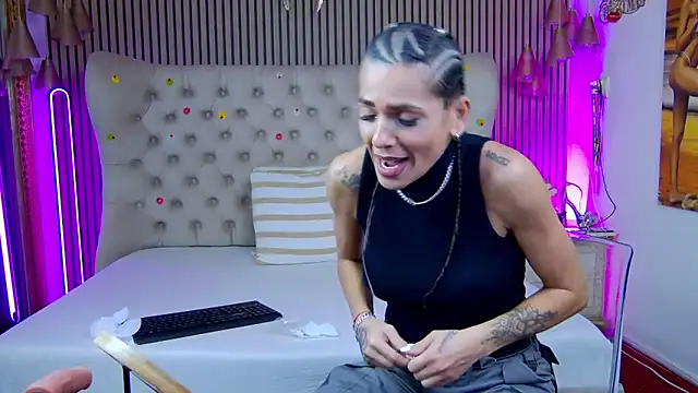 PlayfulShow Chat XXX live