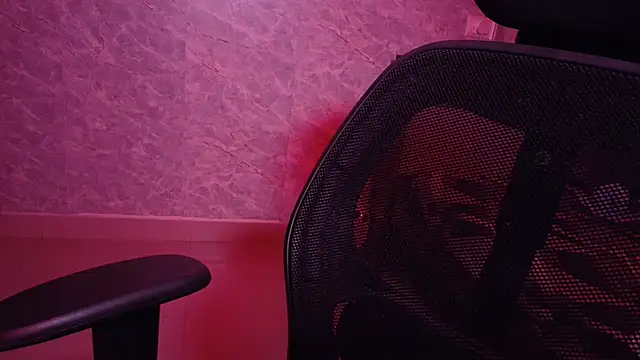 MidnightFlame live XXX chat