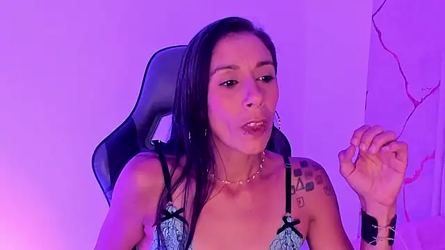 Chatroom XXX en direct de Maya_Storm_