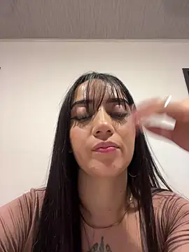 EmmyEvans1 Adlı Modelin Canlı XXX Sohbeti