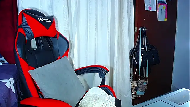 Chat +18 de DanisaBrown ao vivo