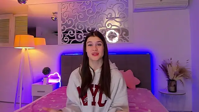 LuisaClover: онлайн-секс-чат