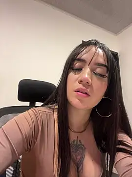 EmmyEvans1 Adlı Modelin Canlı XXX Sohbeti