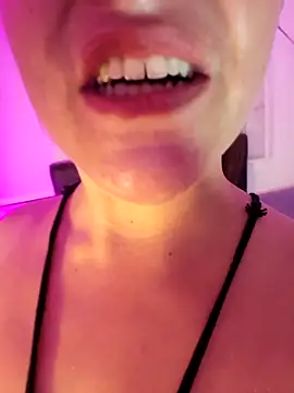 VickyHoult Adlı Modelin Canlı XXX Sohbeti