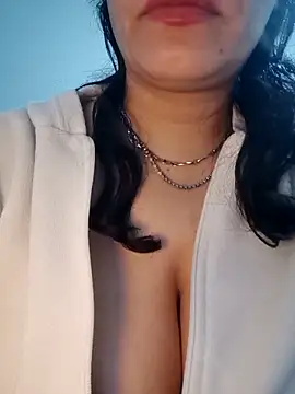 Nergiz2135: онлайн-секс-чат