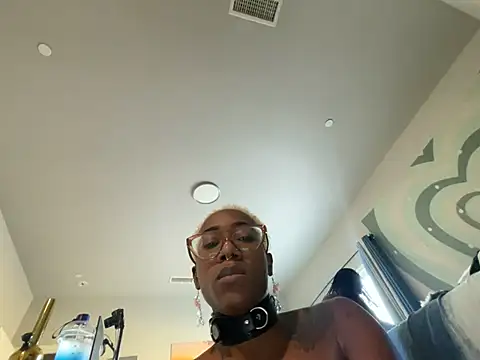 VixenCapri: онлайн-секс-чат