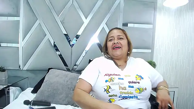 Chat +18 de MonzerratBoyer ao vivo