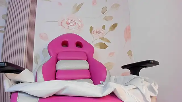 Kendall_curves Live XXX-Chat