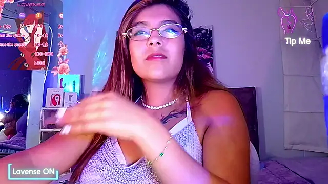 khalya_23: διαδικτυακό σόου στην κάμερα