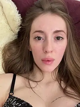 emmii_miu Adlı Modelin Canlı XXX Sohbeti