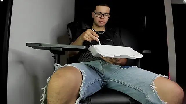 Liam_Mateo 即時 XXX 聊天