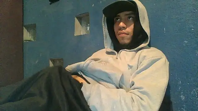 AlexAlejandro13 Show in webcam