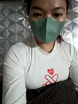 Show modela nat-tri na web-kameri