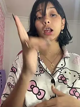 xoxo_milk Show in webcam