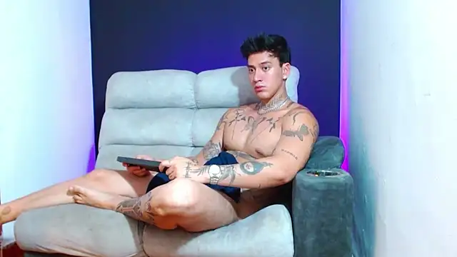 JUSTIN_FULLER1's Live XXX Chat