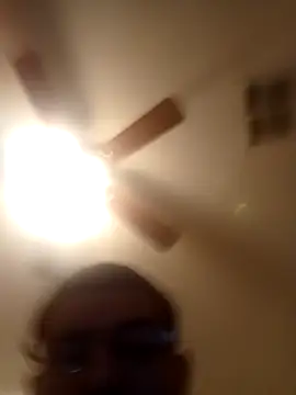 k1oudE: διαδικτυακό σόου στην κάμερα