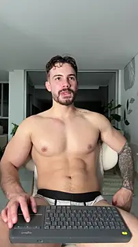 Valenthino_Salvatore: διαδικτυακό σόου στην κάμερα