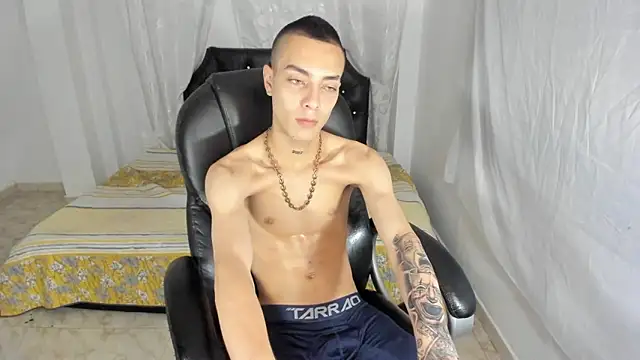 Czat XXX na żywo – Dereck_Boy8