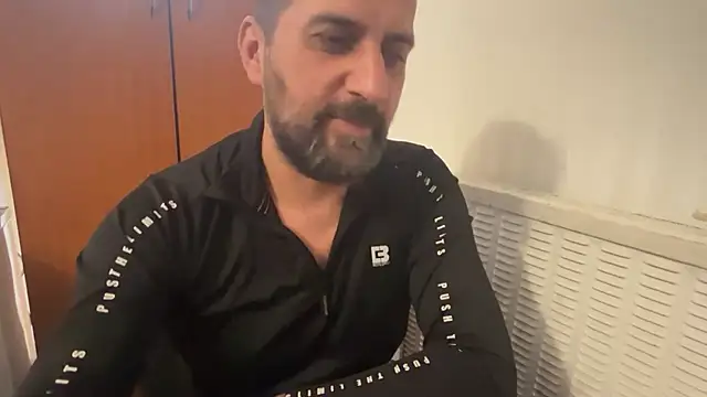 TARKAN1のライブXXXチャット