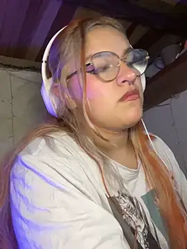 Sophia_Weest99 Adlı Modelin Canlı XXX Sohbeti