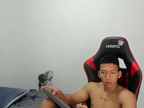 Chatroom XXX en direct de JuanchiT66