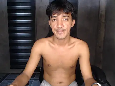 RowyCam Adlı Modelin Canlı XXX Sohbeti