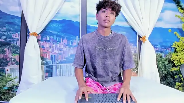 MilthonDelis Adlı Modelin Canlı XXX Sohbeti