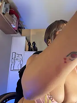 AsianMilfSheryl: онлайн-секс-чат