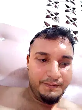 Hotguys111 élő XXX-chatje