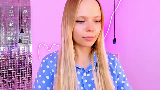 lucy_loy élő XXX-chatje